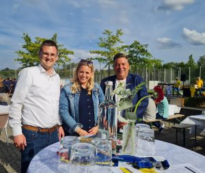 Freuten sich über das zweitbeste Ergebnis beim Losverkauf in 13 Jahren (v.l.) Bürgermeister Patrick Anders, Andrea Anders und Jens Stieghorst. Foto: M. Machan