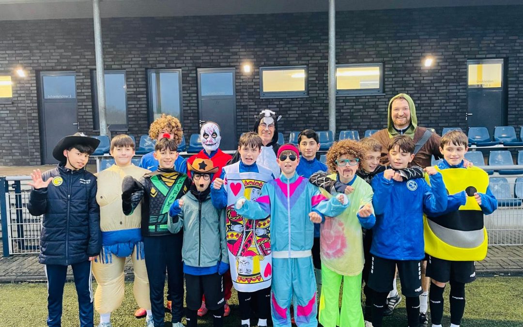 🎭 D1-Jugend feiert Altweiber auf dem Trainingsplatz