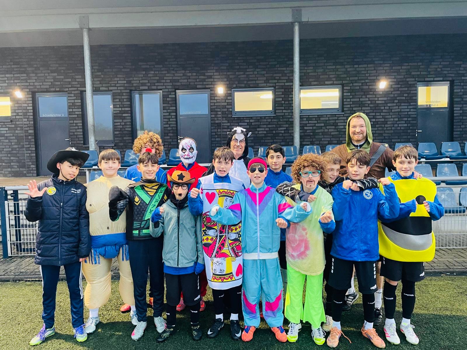 🎭 D1-Jugend feiert Altweiber auf dem Trainingsplatz