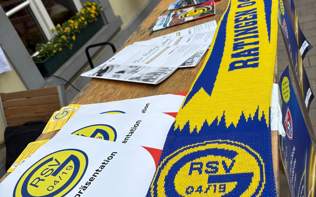 04/19 zeigt Flagge: Samstag Info-Stand auf dem Marktplatz
