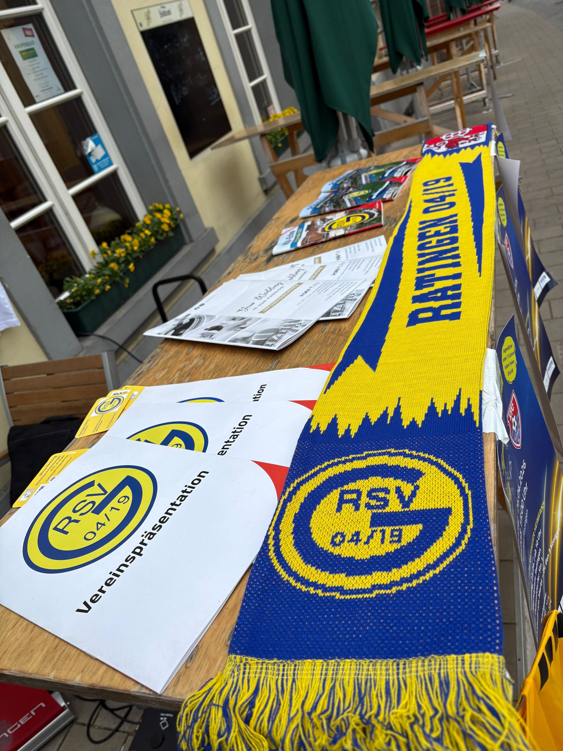 04/19 zeigt Flagge: Samstag Info-Stand auf dem Marktplatz