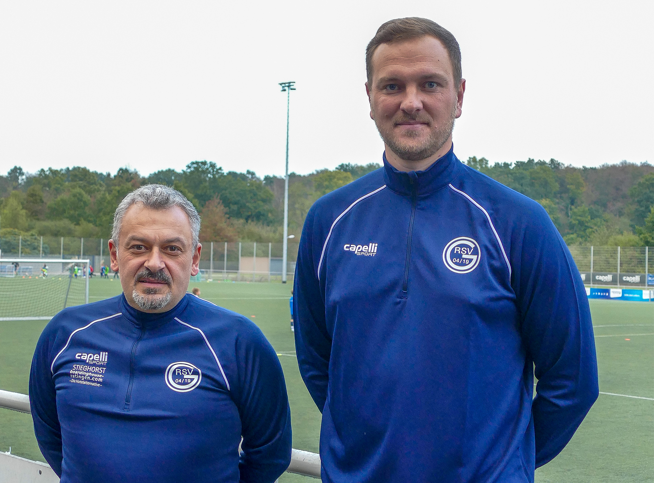 Wollen souverän die Klasse halten, schielen dabei auf einen Platz unter den Top-5 in der Niederrheinliga: U15-Trainer Daniel Kampmann (r.) und Co-Trainer Adnan Aydin. Foto: Lea Schirrweit