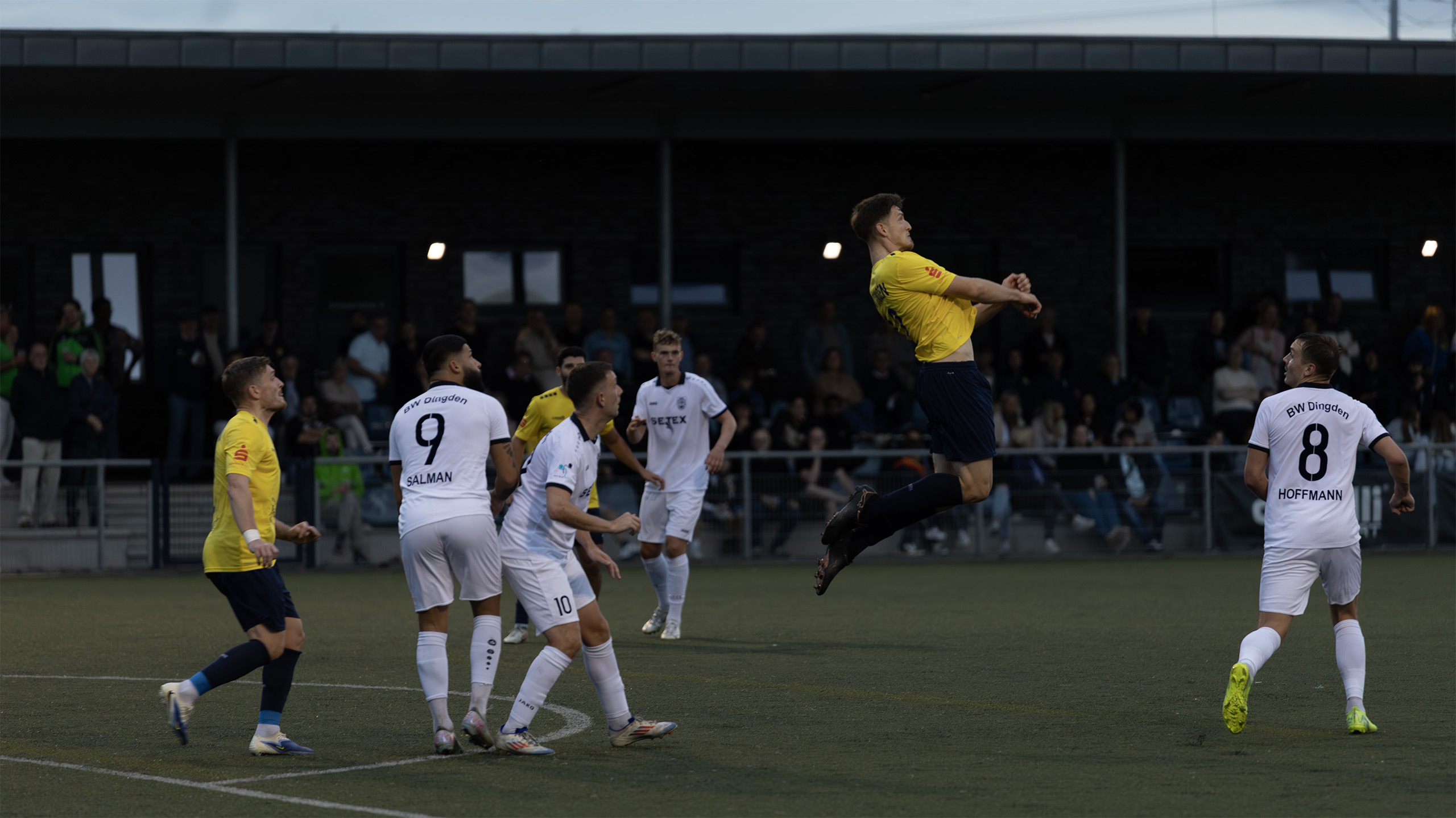 Erster Heimsieg – Ratingen 04/19 schlägt Blau-Weiß Dingden 3:0 und ist Tabellenführer